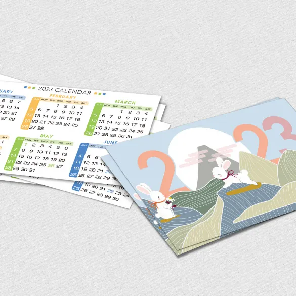 香港年曆咭由免費AI模版製成，雙面彩色印刷、啞膠質地、色彩鮮艷，摺咭造型印上香港公眾假期、商標logo及宣傳字句